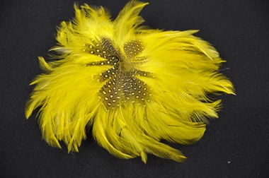 Feder-Blume gelb mit Haarspange