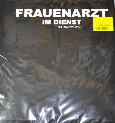 T-Shirt  "Frauenartzt im Dienst"  zwart